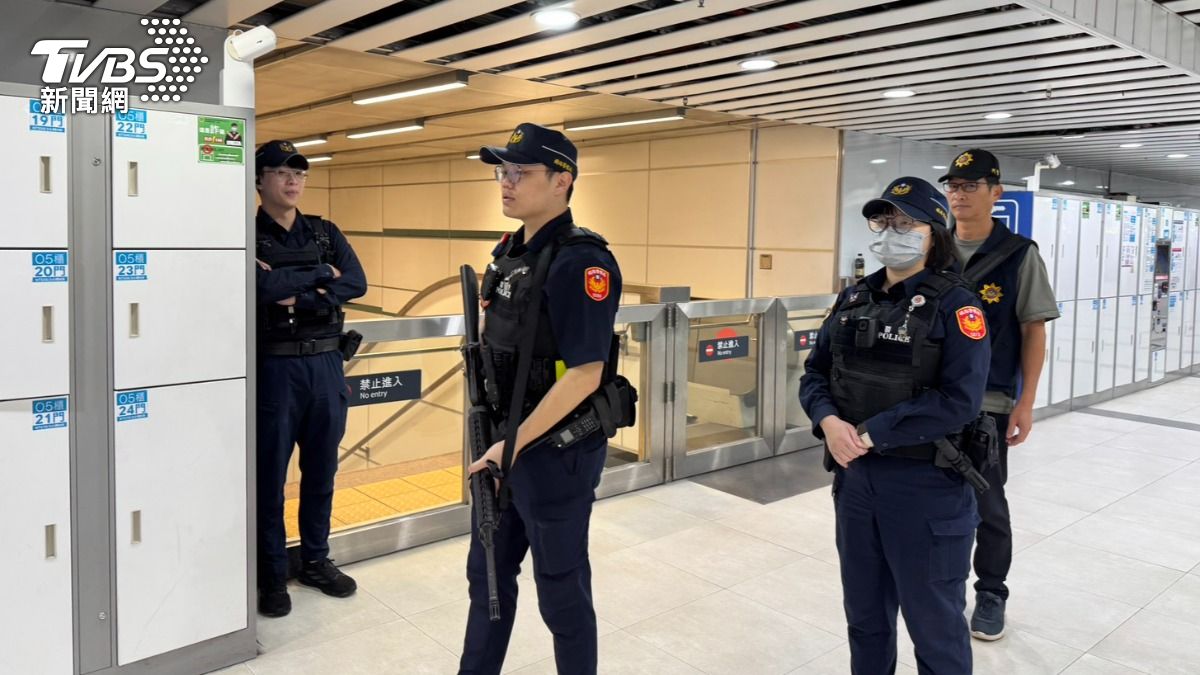 員警荷槍實彈巡邏。(圖/TVBS)