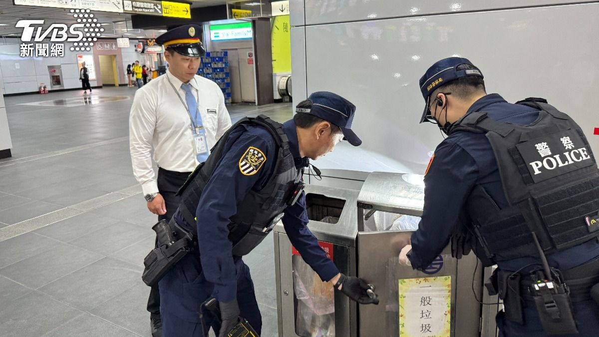 員警於捷運站內搜索有無可疑物品。(圖/TVBS)