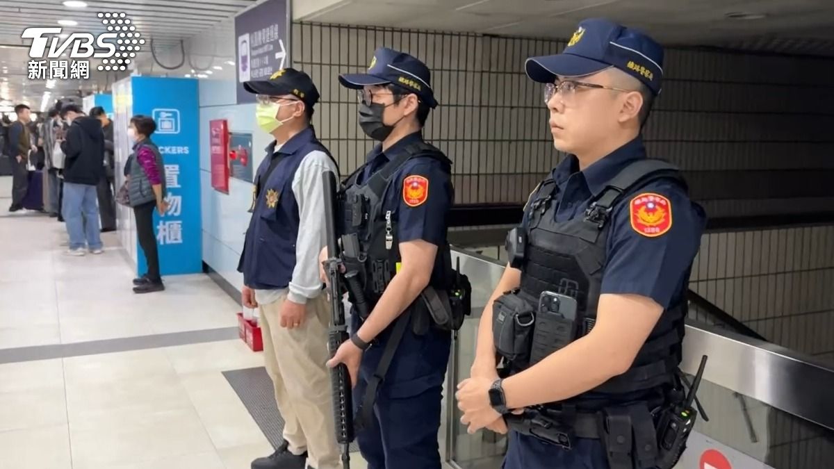 捷運、台鐵車站維安層級提升,員警荷槍實彈戒備。(圖/TVBS)