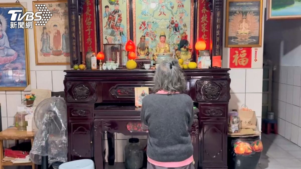 余媽媽求問觀世音菩薩。（圖／TVBS）