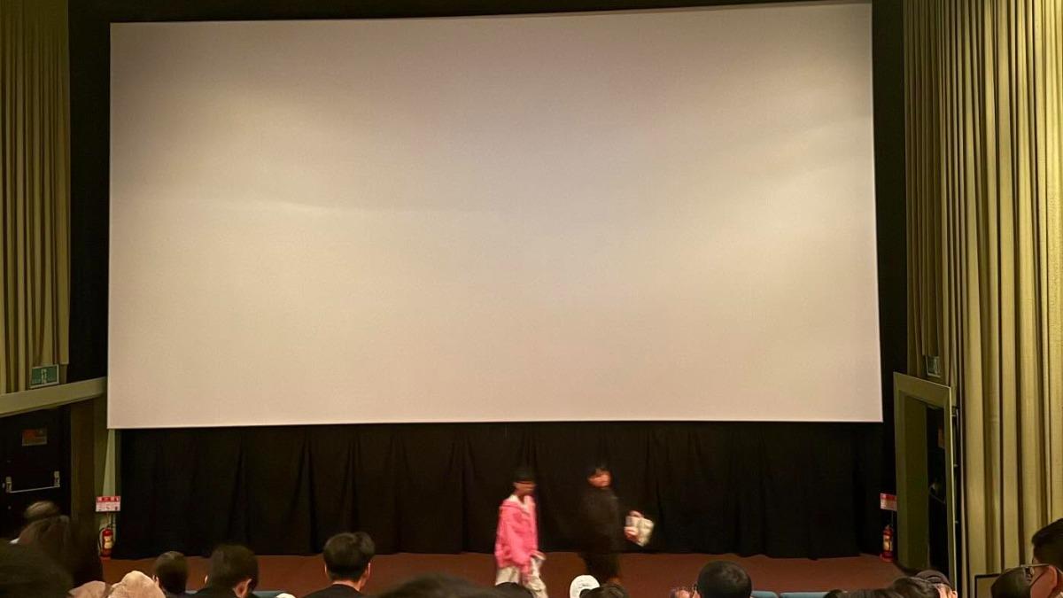 台中大遠百跳電,威秀影城電影中斷放映。(圖/翻攝自Threads@omener)