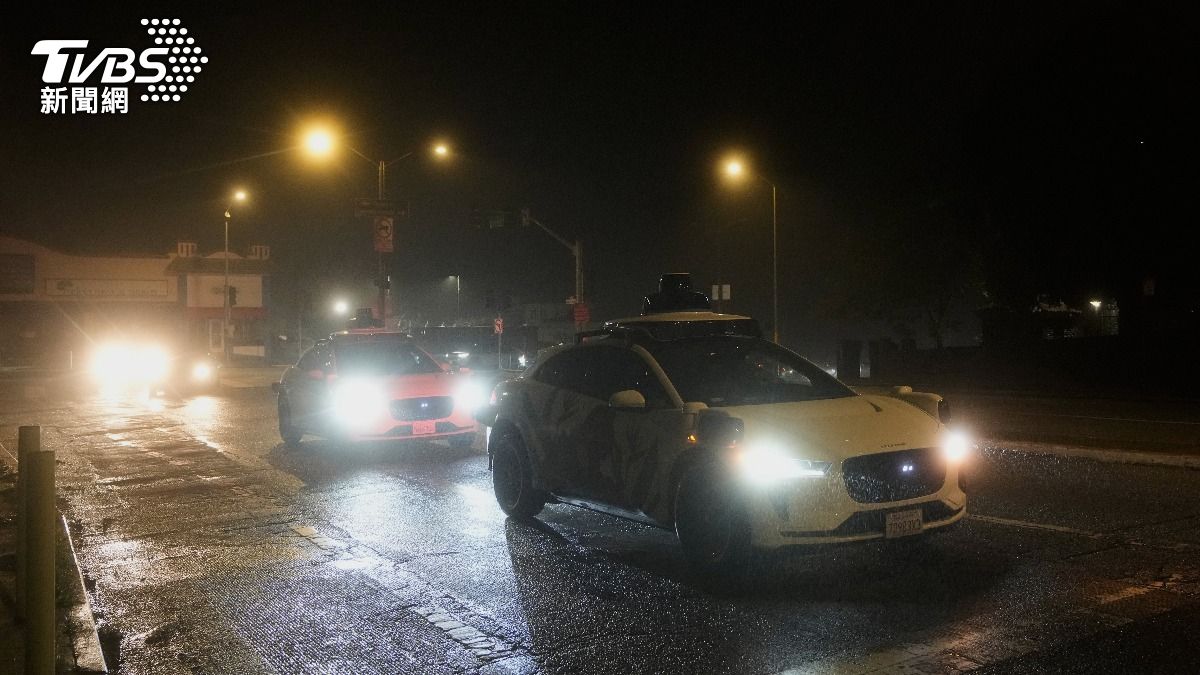 美國舊金山發生大規模停電，無人自駕計程車「Waymo」停在馬路中間動彈不得。（圖／達志影像美聯社）