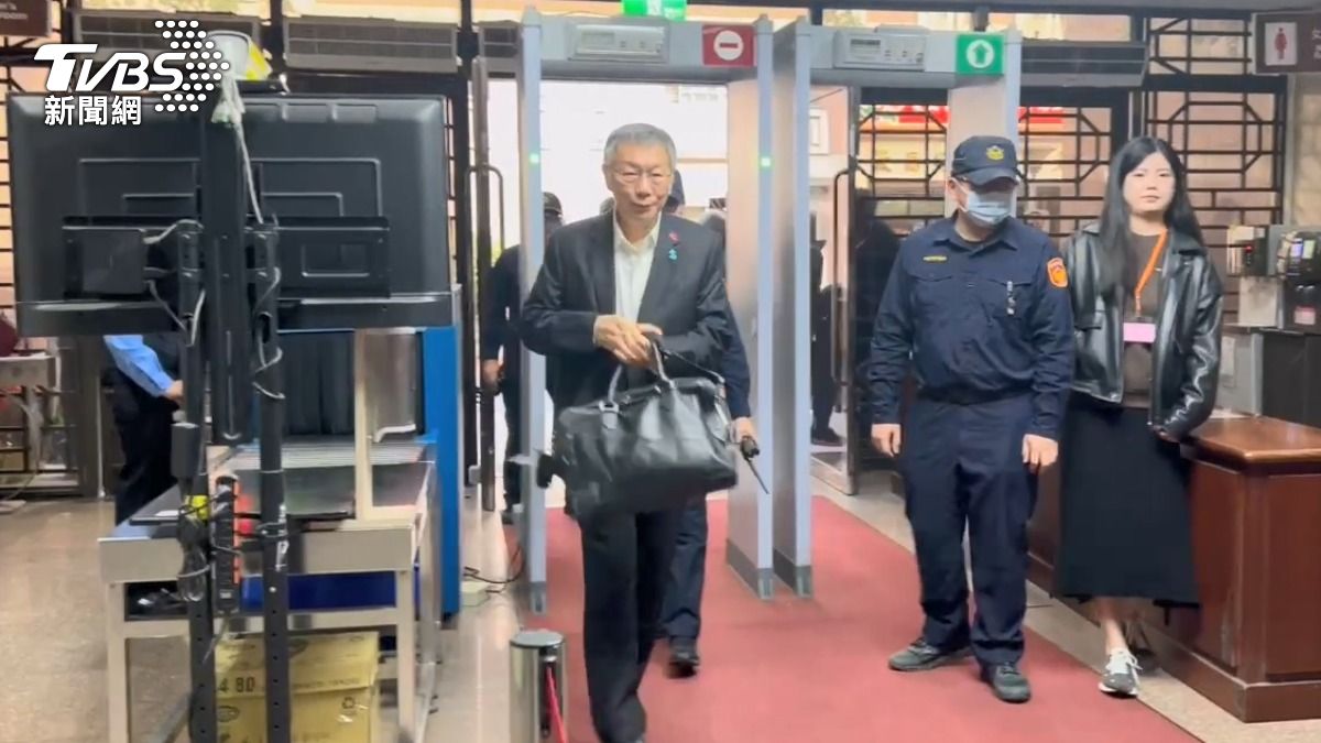 前民眾黨主席柯文哲、李文宗、李文娟，針對侵占政治獻金進行辯論。 (圖／TVBS)