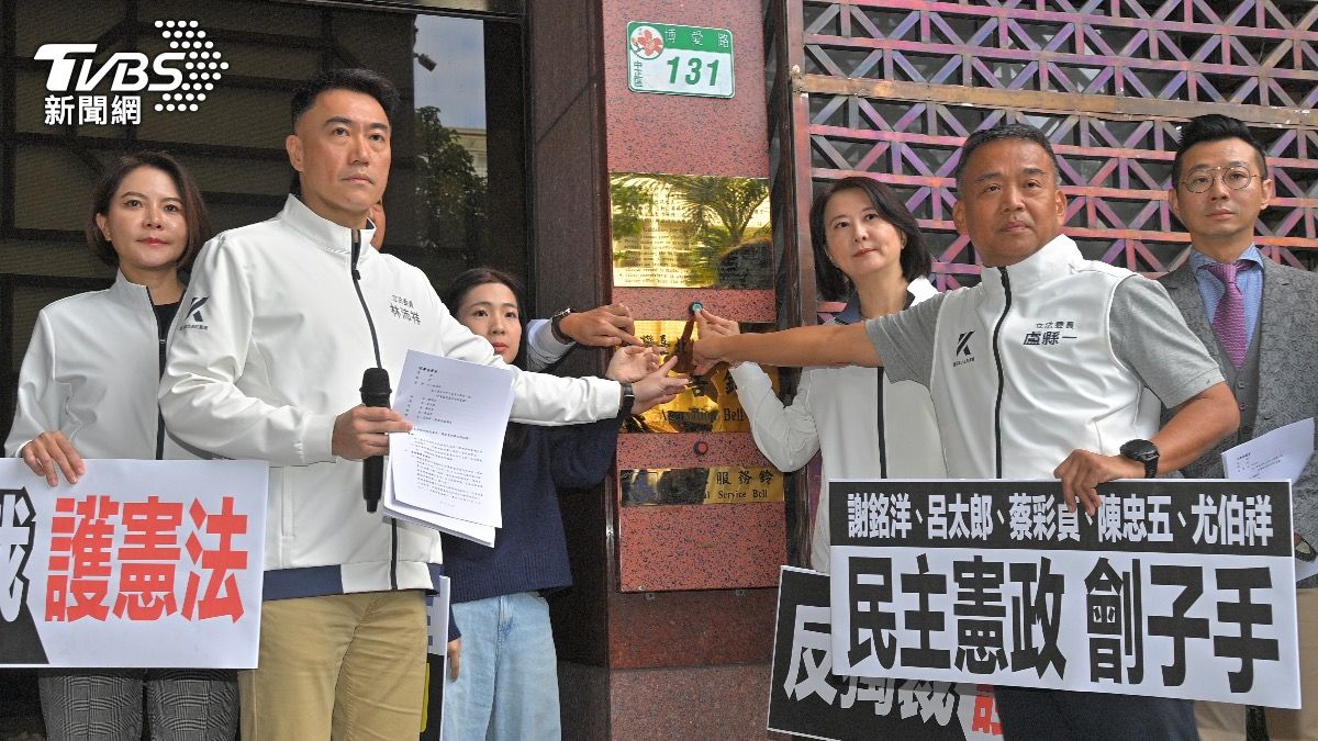 國民黨立委們前往北檢告發尤伯洋等5位大法官。(圖/胡瑞麒攝)