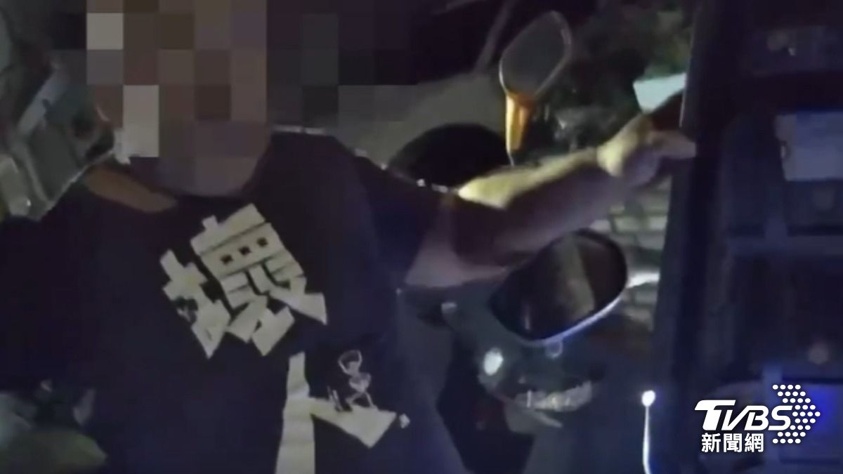 男身穿「壞人」上衣，持刀闖士林夜市，警於車廂內查扣開山刀。（圖／TVBS）