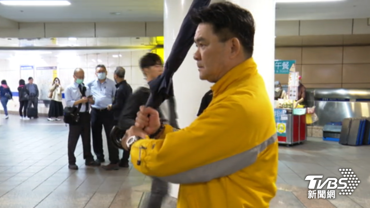 民眾表示就算台北沒下雨也帶了長傘防身。(圖/TVBS)