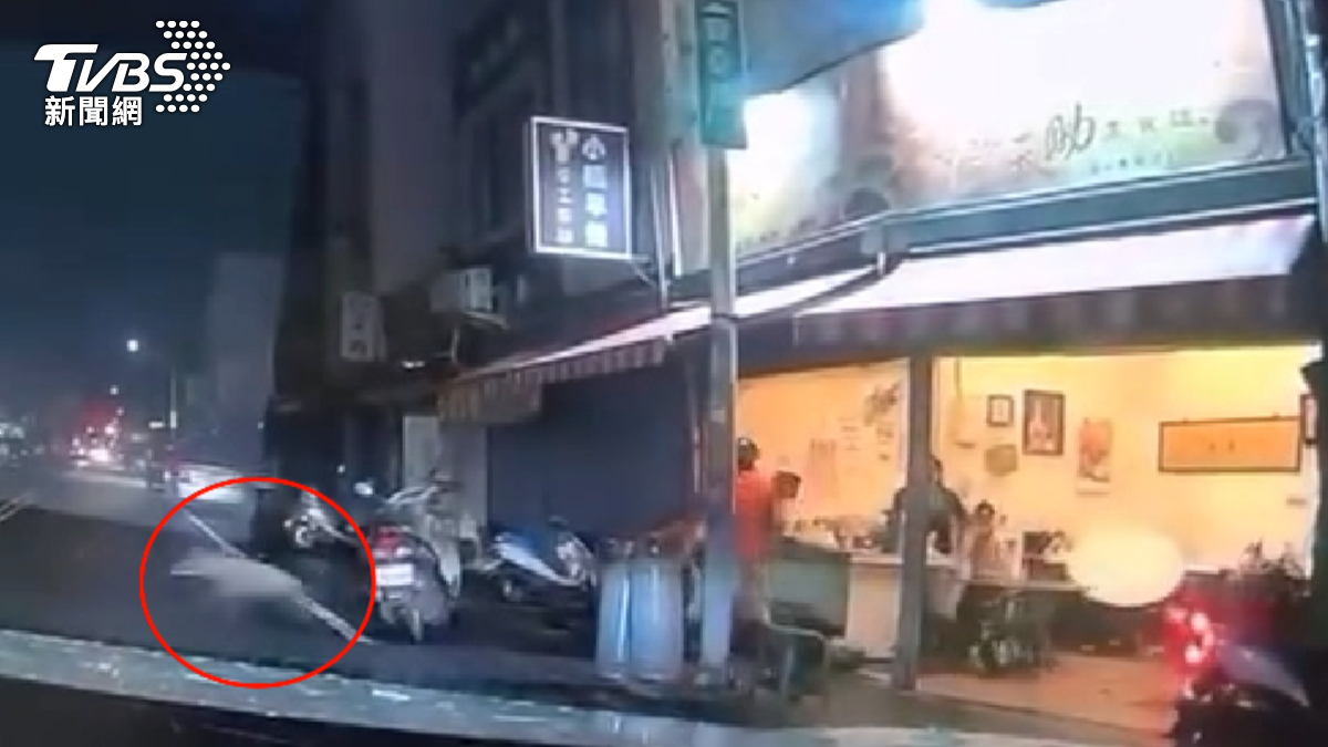 事發當時,雖然沒有撞到人,但店內的小狗受到驚嚇,急忙逃出店外。(圖/翻攝Threads_taitung_su)