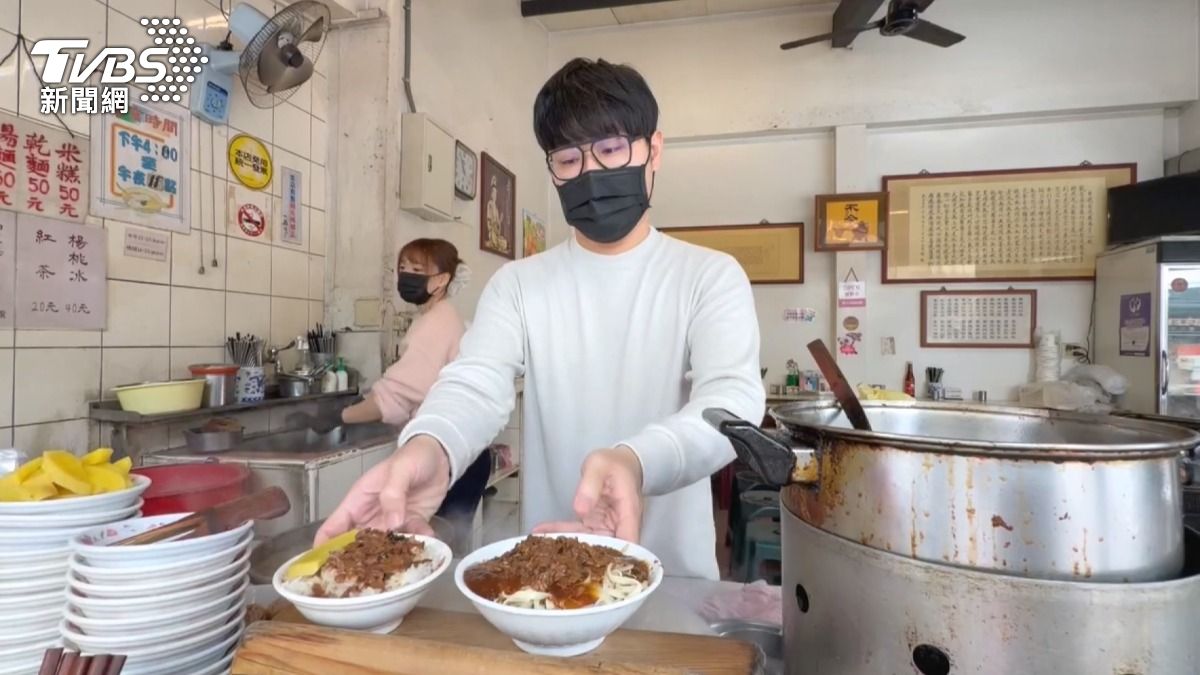 這間素食老店已有近70年歷史,傳承至第四代,以炭燒肉燥的米糕及乾麵聞名。(圖/TVBS)