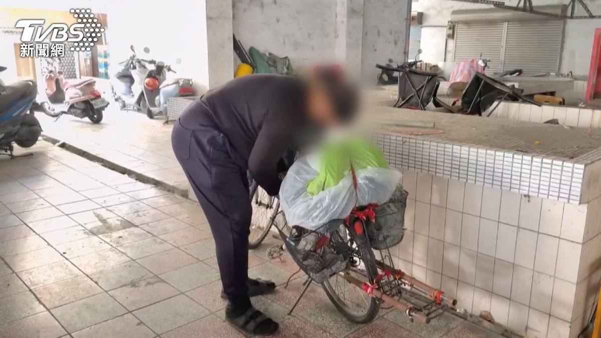 鄰居也為他澄清,表示李先生沒有攻擊性,還提到自己十多年前就看到他在撿回收,晚上則會全身包起來扮成忍者。(圖/TVBS)