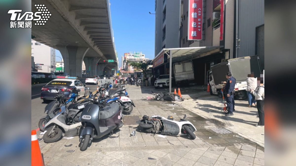 貨車失控衝人行道 13車遭殃店家停業。(圖/TVBS)