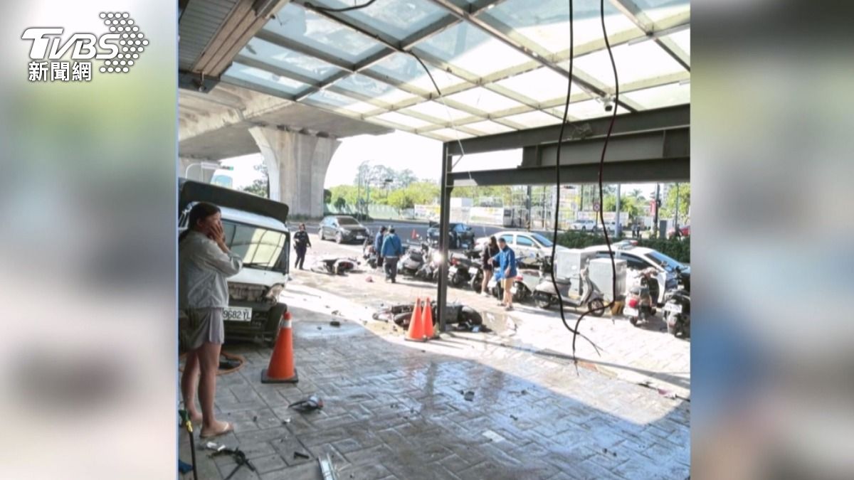 台中13車連環撞!貨車肇事波及保時捷 店家崩潰:車停私地也遭殃。(圖/TVBS)