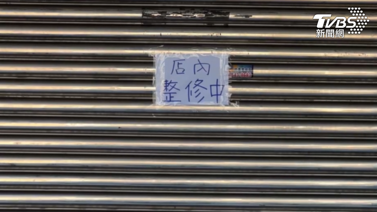 男子不滿被留負評尋仇,竟然砸錯店家,導致店家毀損整修。(圖/TVBS)