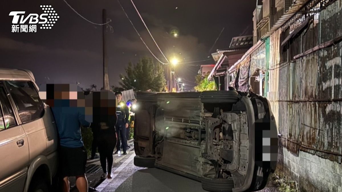 台東陳姓男子酒駕撞上路旁車輛後，車輛側翻損毀，他雖自行脫困，但被警方查出二度酒駕。（圖／TVBS）
