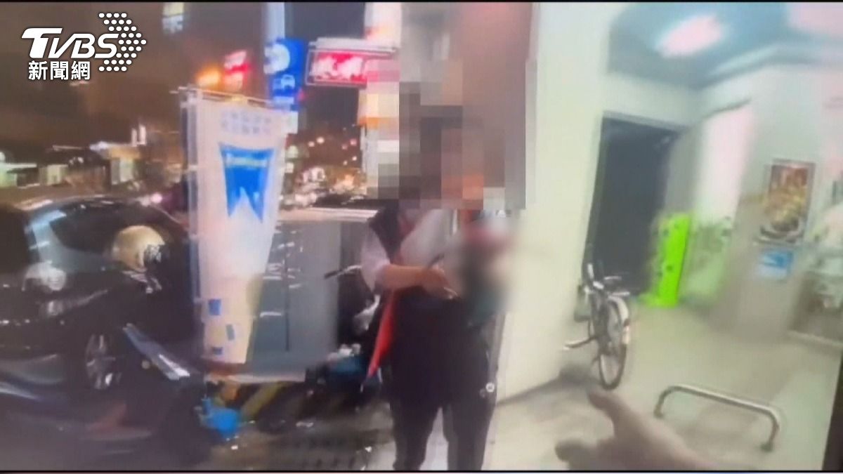 持鐮刀在彰化市場閒晃!街友遇警「行舉手禮」 稱路邊撿到嚇壞路人。(圖/TVBS)