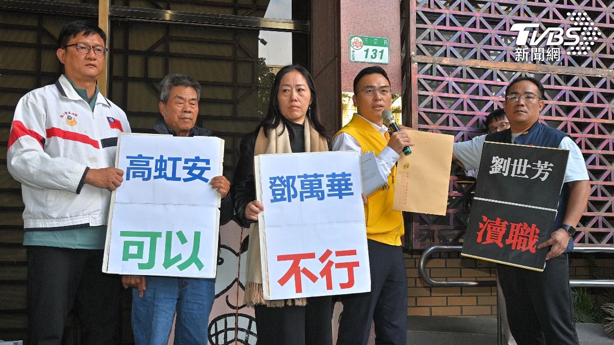 新黨青年軍陪同陸配鄧萬華提告內政部長劉世芳涉嫌瀆職。（圖／胡瑞麒攝）