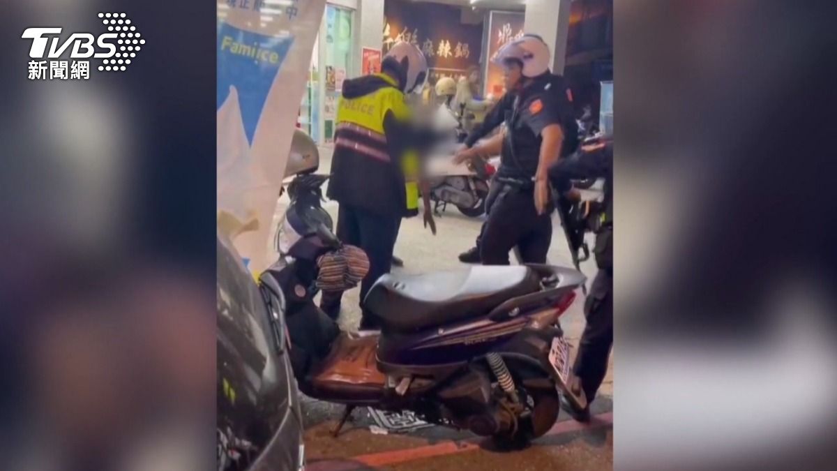 街友持鐮刀閒晃 彰化快打部隊急出動。(圖/TVBS)