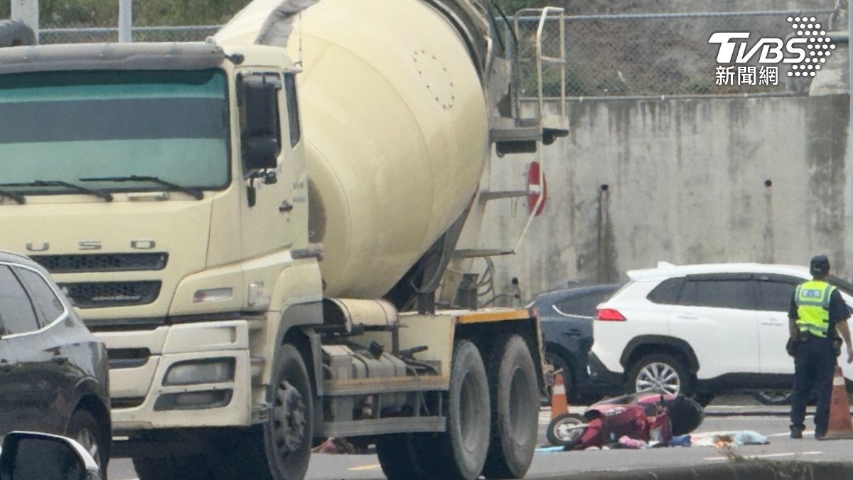 快訊/台南驚悚車禍!水泥預拌車碰撞機車 女騎士吐血送醫