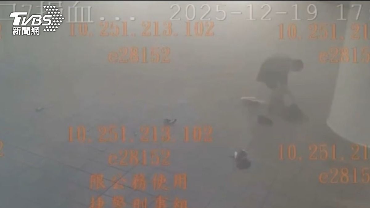 張文17時27分脫戰術背心及防毒面具,換穿米黃色外套、背一黑色側背包逃離現場。(圖/TVBS)