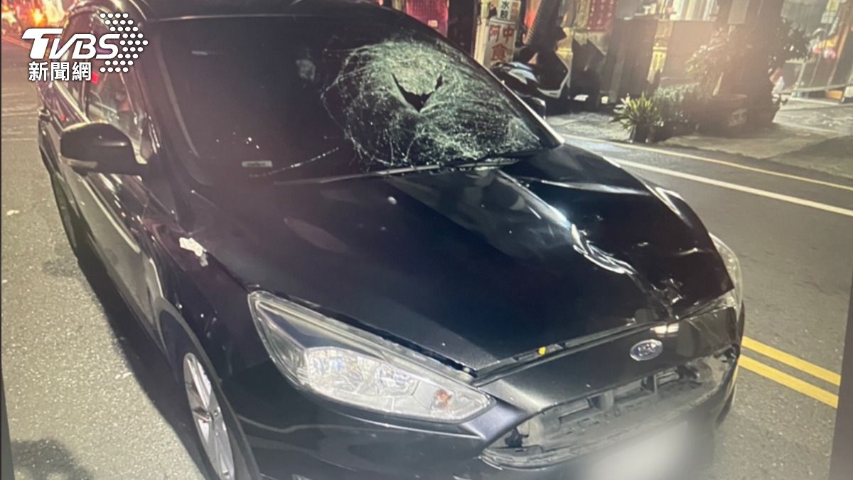 晨運走斑馬線過路口…苗栗翁遭轎車撞飛　血染雙黃線慘死