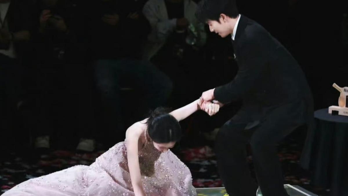 李昀銳及時救援孟子義(左)。(圖/翻攝自微博)