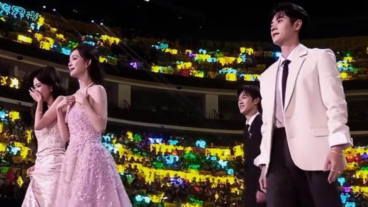 白鹿(左起)、孟子義、李昀銳、丞磊領獎。(圖/翻攝自微博)