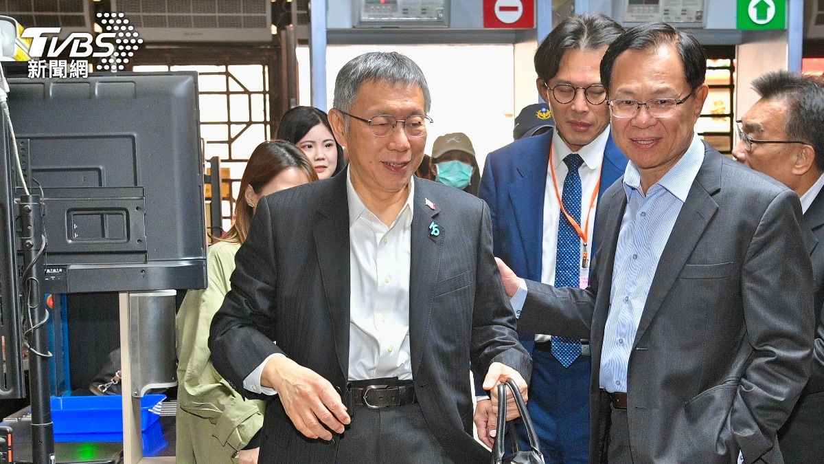 柯文哲在民眾黨主席黃國昌和多位黨藉立委陪同下出庭。(圖／胡瑞麒攝)