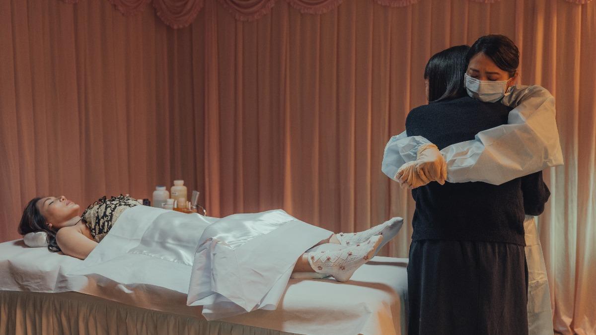 《整形》女星隆乳身亡「驚悚原因曝光」 閨密幫遺體化妝哭瘋:不敢看