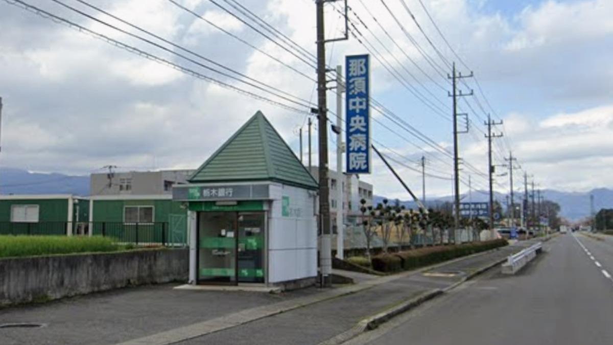日本栃木銀行大田原分行戶外ATM遭歹徒用挖土機破壞前原貌。(圖/翻攝 Google Maps)