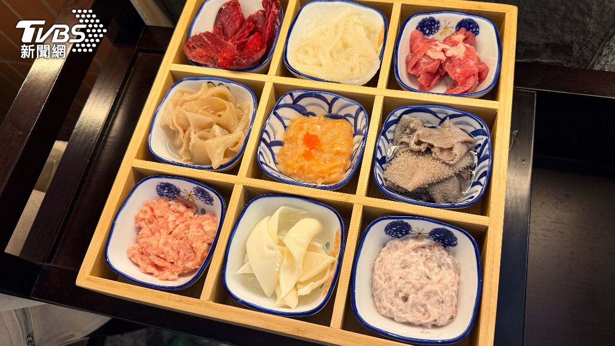 馮校長老火鍋九宮格,內含菊花郡肝、手工蝦滑、魚籽豆花等招牌。(圖/陳昫蓁攝)