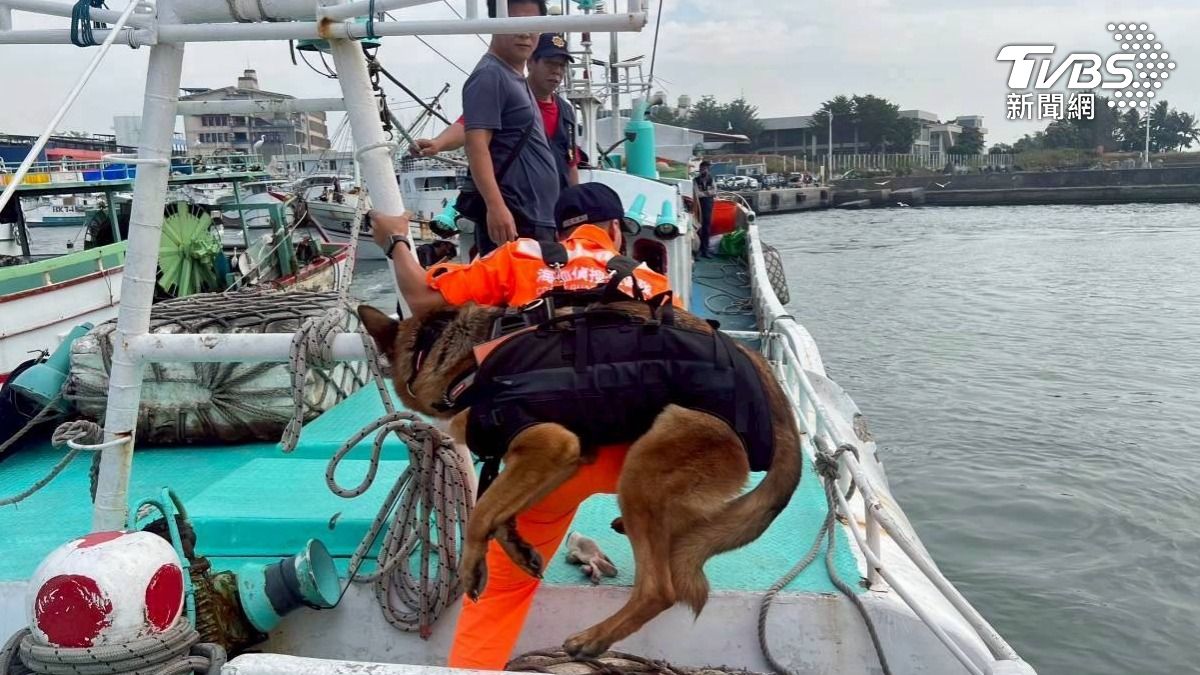 緝毒犬登船查扣。(圖/TVBS)