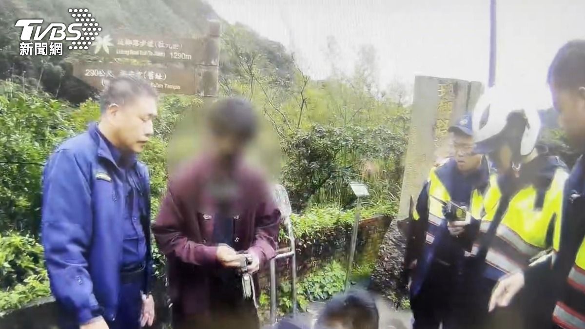 陳男遭多名警力包圍盤查。（圖／TVBS）