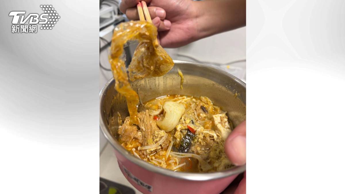 嘉義知名砂鍋魚頭食安連環爆,外帶餐點中有被煮爛的塑膠袋,業者除了致歉外,緊急停業兩天全面消毒檢視。(圖/TVBS)