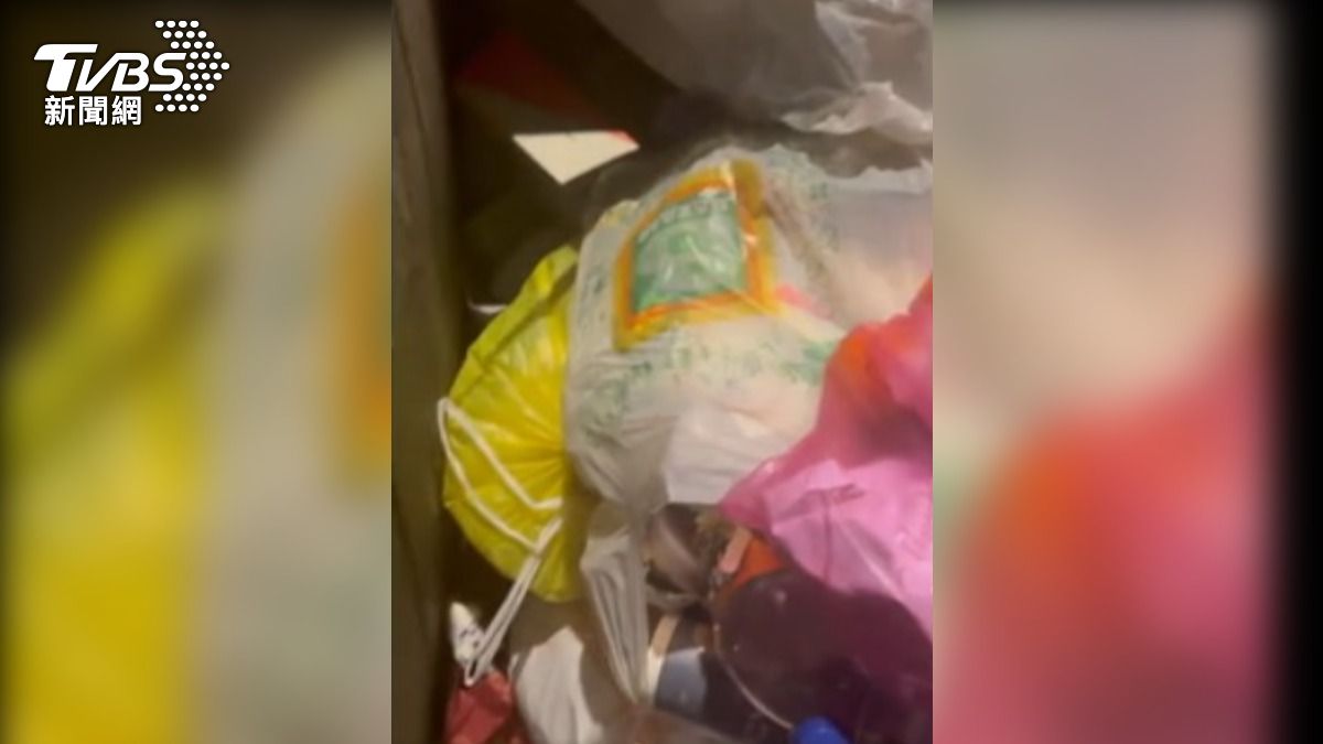 其他台灣旅客到雅典的時候也被偷，事後發現自己的生活用品被丟在鄰近的垃圾桶。（圖／sasalin1103提供）
