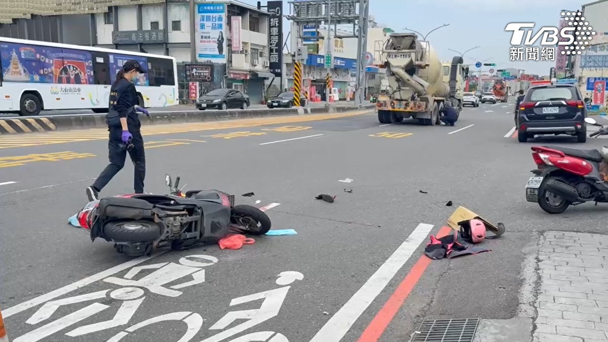 目前警方仍在調查是大車視線死角還是騎士超車不慎導致事故發生，相關肇事責任尚待進一步釐清。（圖／TVBS）