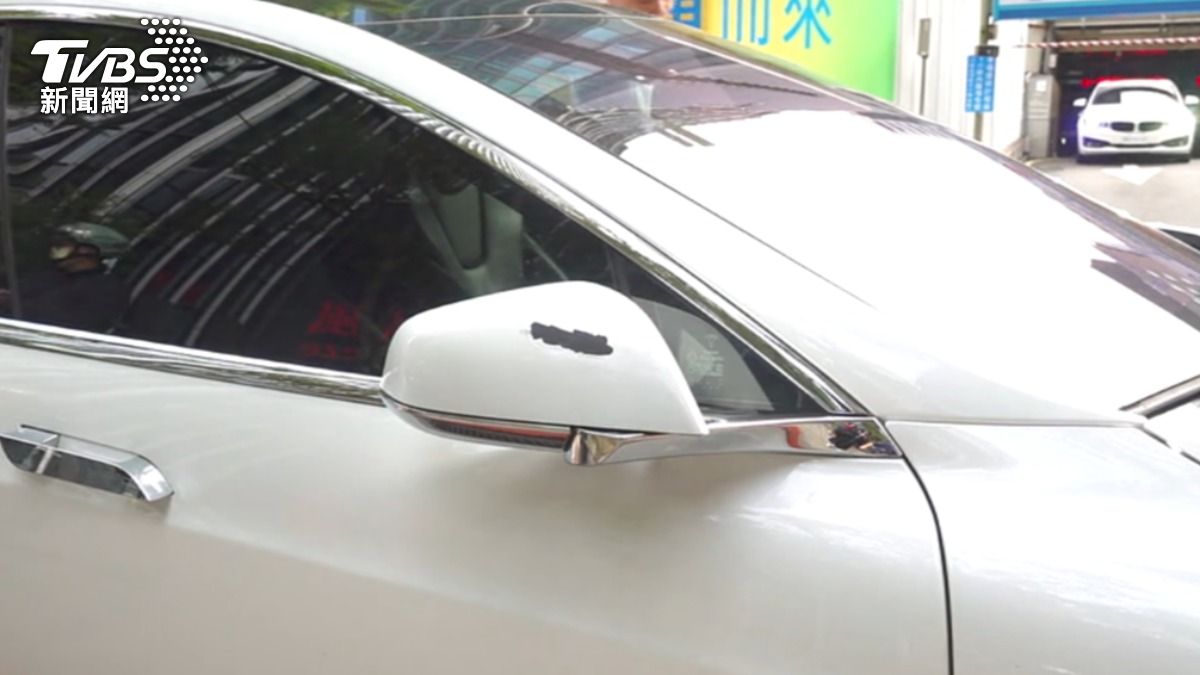 特斯拉洗車後後照鏡烤漆脫落。（圖／TVBS）