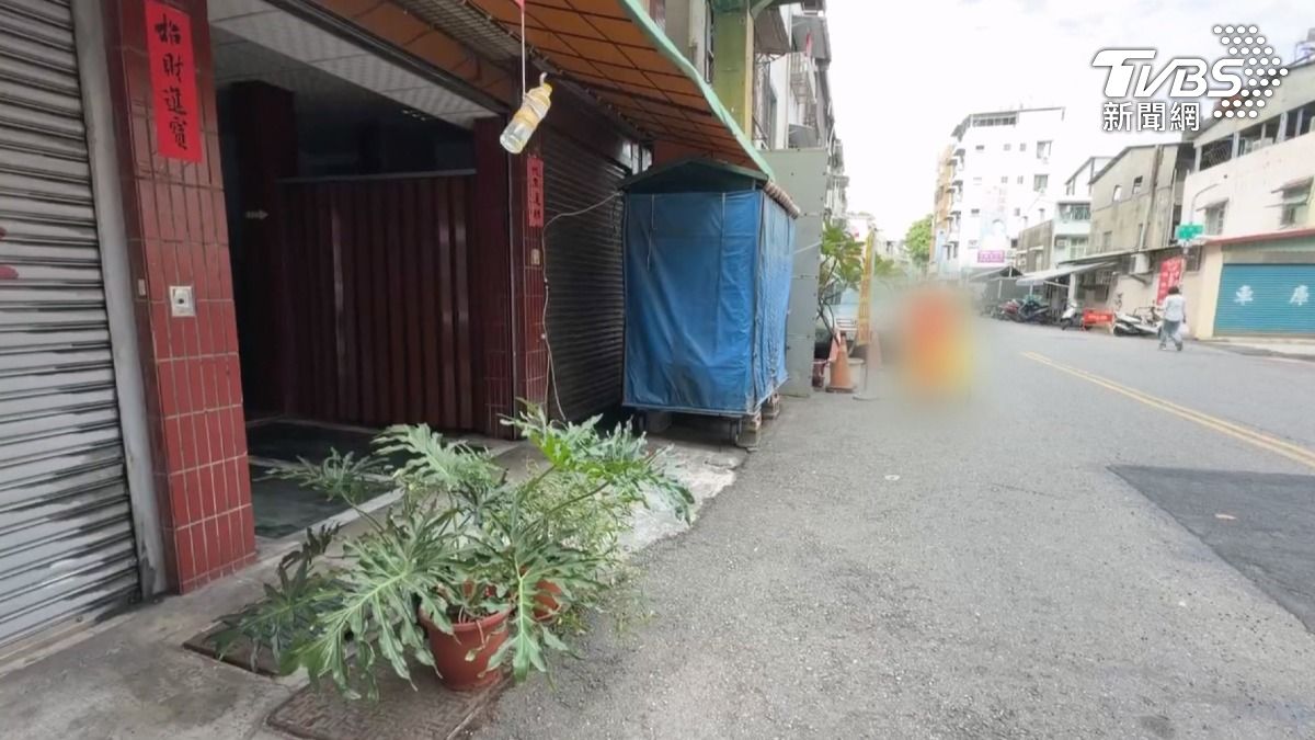 老闆娘因擔心再次遭到攻擊,不敢繼續出門擺攤。(圖/TVBS)