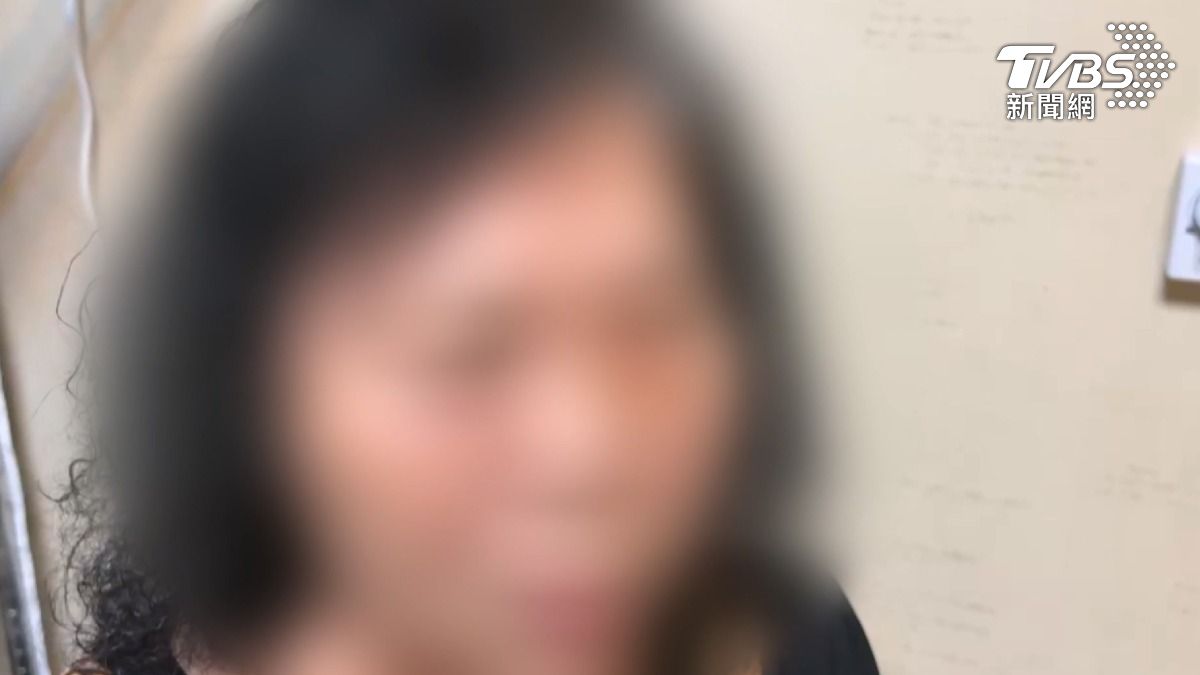 這起暴力事件造成老闆娘左臉紅腫、眼睛布滿血絲,並引發高血壓症狀。(圖/TVBS)