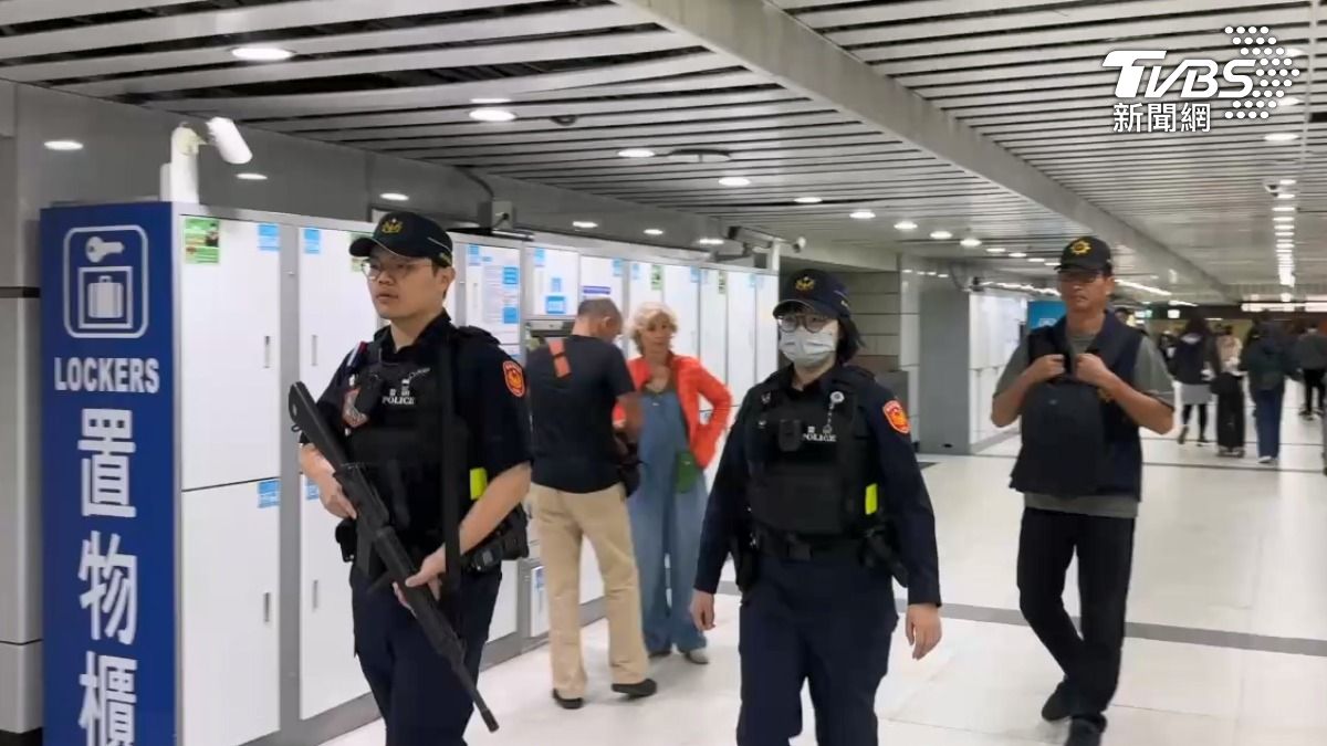 網友揚言在北捷裝炸彈引爆,警方持長槍、盾牌戒備。 (圖/TVBS)