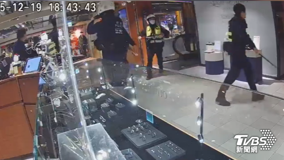 ７名員警在四分鐘後持警棍、對講機衝上樓。（圖／TVBS）