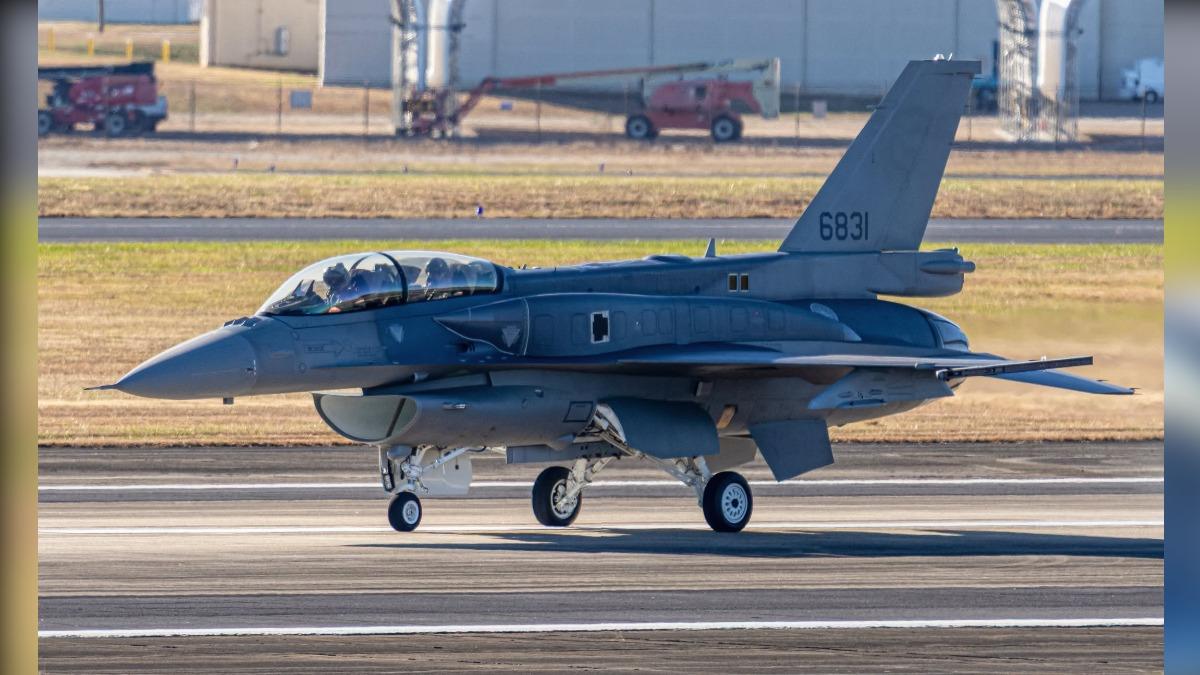 國軍首架F-16 Block 70在美滑行測試,機身國徽清晰可見。(圖/@owenaviation)