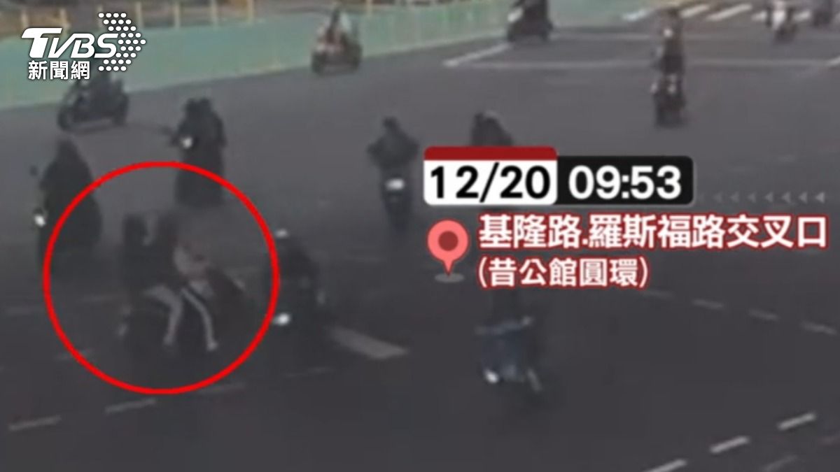 公館圓環拆除後疑左轉燈秒數短，騎士左轉卡路中險象環生。（圖／TVBS）