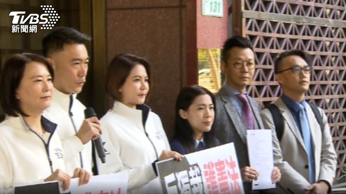 憲訴法違憲！　反制5大法官　藍告枉法裁判罪。（圖／TVBS）