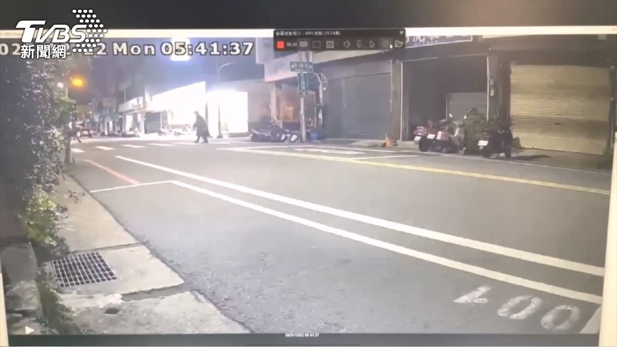 85歲翁穿深色衣 清晨過馬路晨運遭車撞亡。(圖/TVBS)