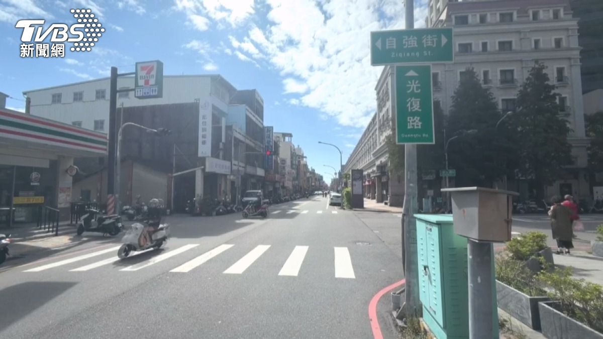 85歲翁穿深色衣 清晨過馬路晨運遭車撞亡。(圖/TVBS)