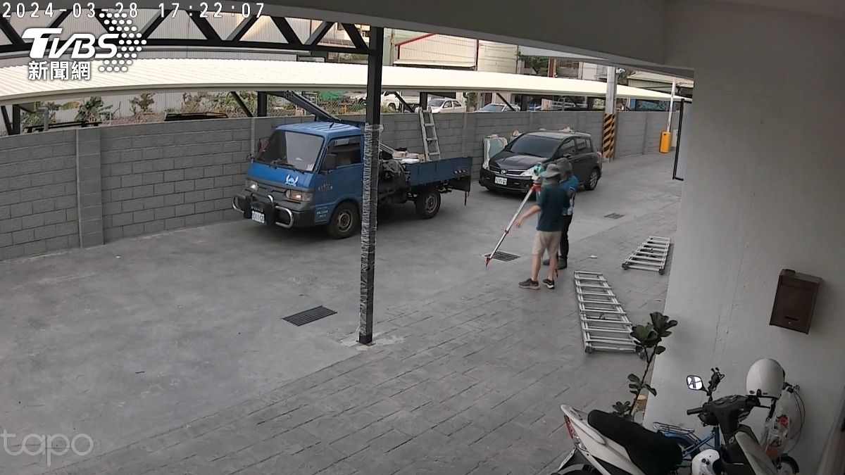 私下丈量惹議!地政女員工遭申誡 遮雨棚風波讓鄰里「互控監控」陷僵局。(圖/TVBS)