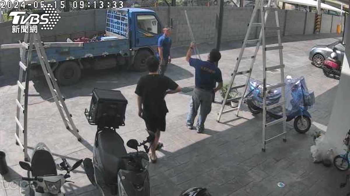 鄰居遮雨棚越界? 地政所員工私測挨罰。(圖/TVBS)