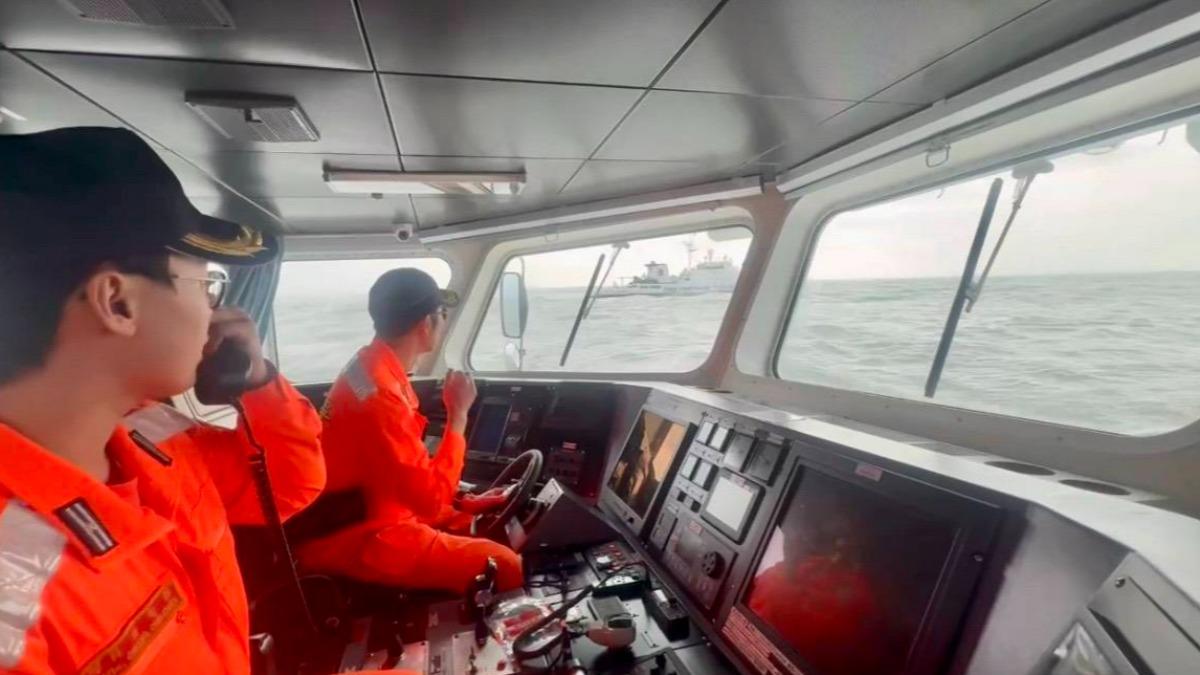 海巡弟兄廣播要求中國海警轉向駛離。（圖／海巡署金馬澎分署提供）