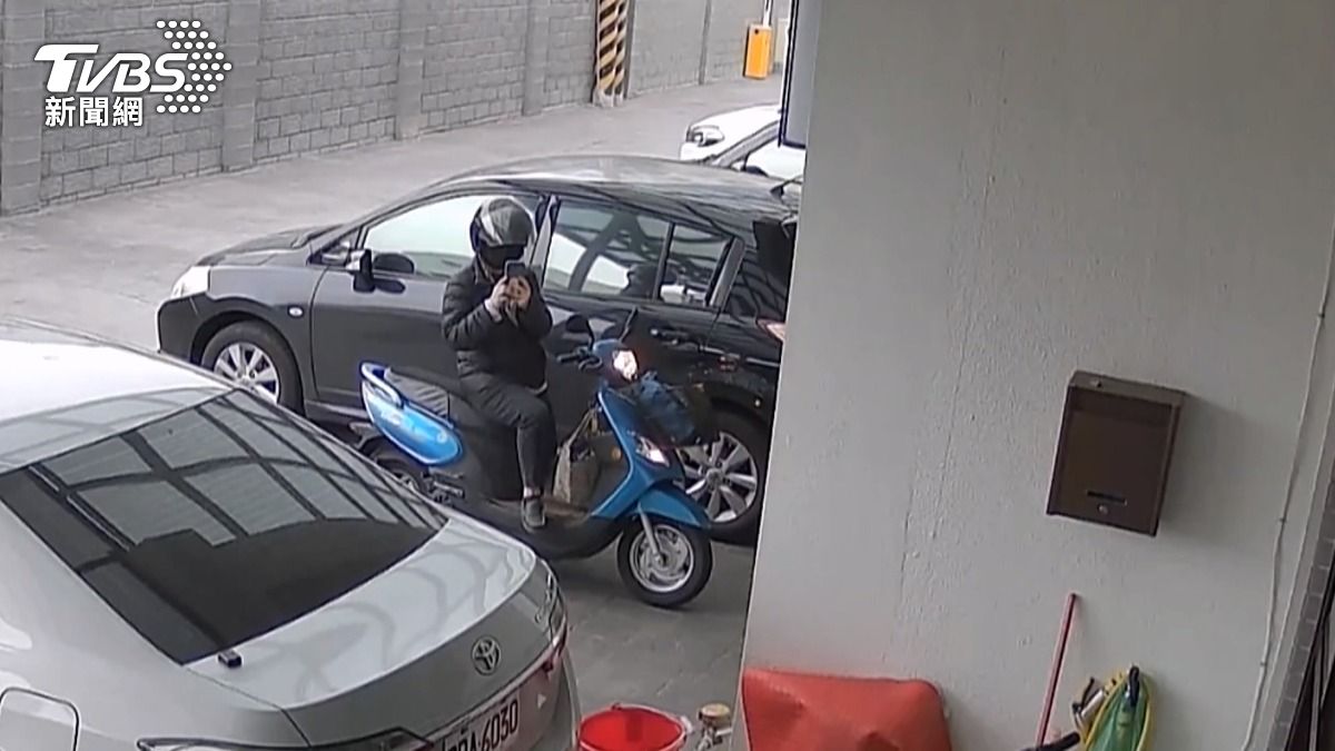 比中指拍照噪音全來!住戶控「鄰居惡意騷擾」 蒐證告上法院。(圖/TVBS)