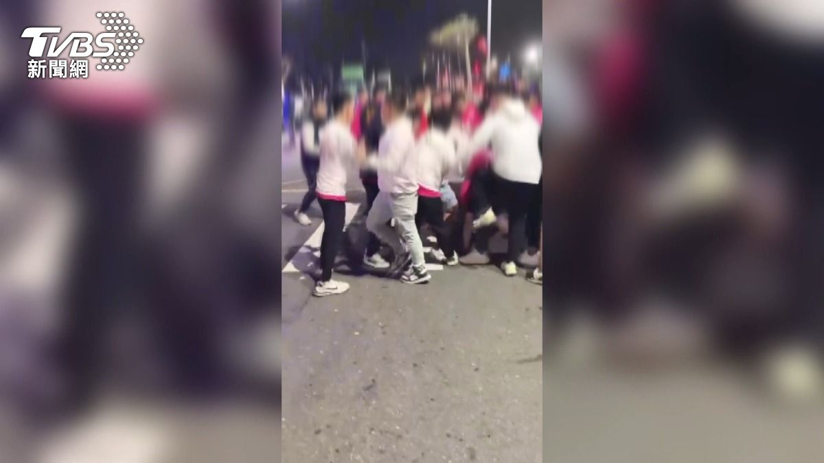 天赦日冬至廟會爆群毆！5萬債務糾紛　男被圍毆倒地仍遭猛踹。(圖／TVBS)