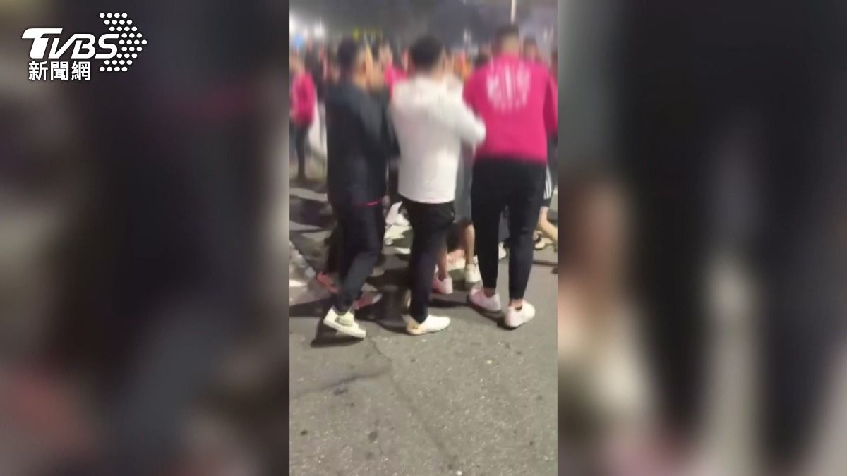 天赦日冬至廟會爆群毆！5萬債務糾紛　男被圍毆倒地仍遭猛踹。(圖／TVBS)